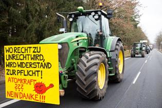 Greenpeace-Aktivist:innen demonstrieren im Wendland mit dem Nachbau eines Castor-Behälters