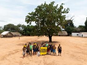 Bannerprotest "stoppt das Giftgold" im indigenen Kayapó Gebiet