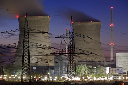 Atomkraftwerk Grundremmingen, im Vordergrund Stromleitungen.